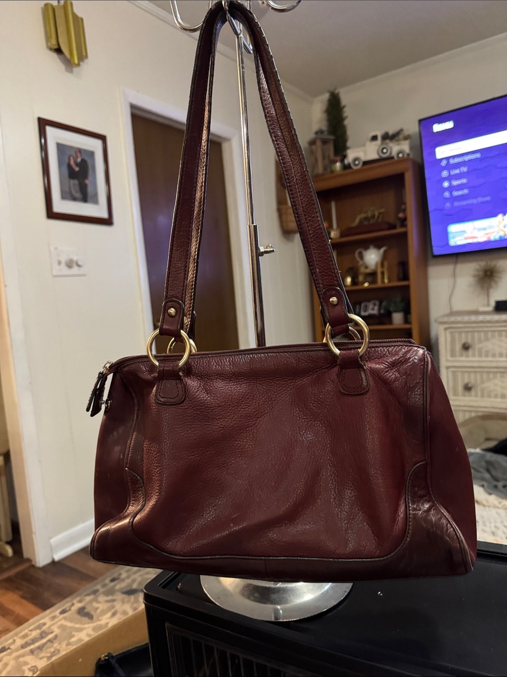 Women's Aigner Burgundy Leather Shoulder Bag with Gold Hardware - Picture 7 of 7